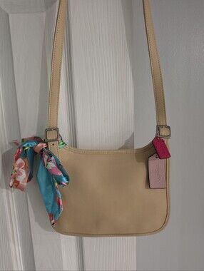💕Authentic Vintage Coach 9142 hippie flap saddle cream Crossbody Bag💕